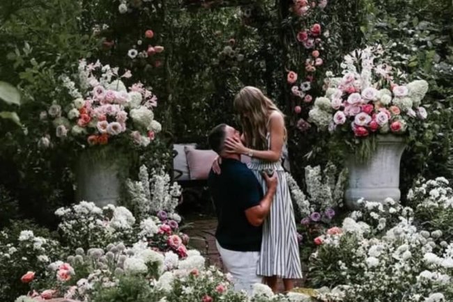 Taylor Swift and Travis Kelce are officially engaged! ????