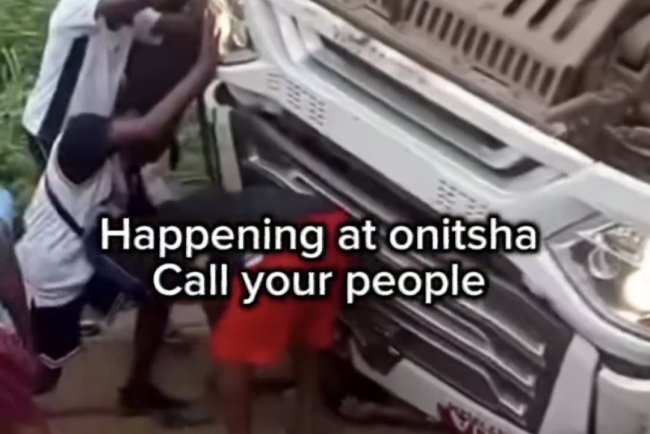 Just-in 5 De@d Many injured! "As Dangote Truck falls this morning at Onitsha Anambra state "